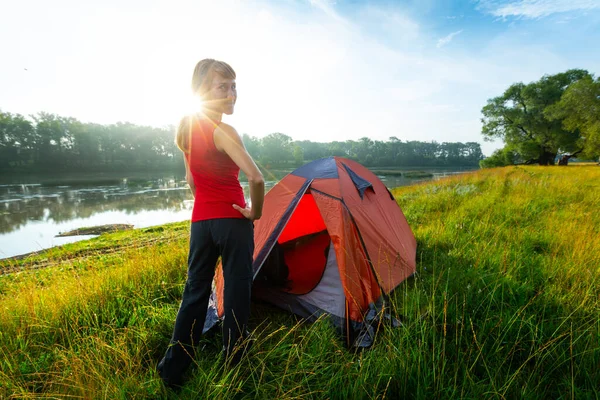 Donna Escursionista Trova Vicino Alla Tenda Posta Una Costa Fiume — Foto Stock