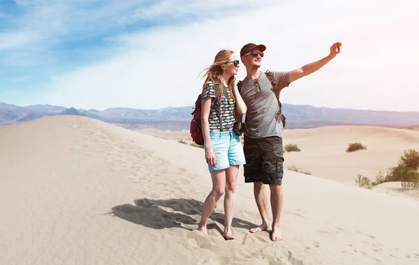 Paio Escursionisti Scattano Selfie Mentre Trovano Nel Deserto Sabbioso Valle — Foto Stock