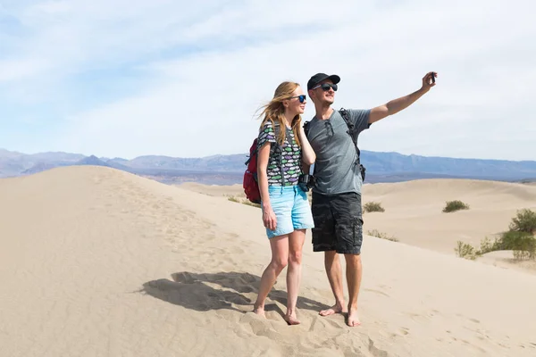 Пара Туристов Делает Селфи Песчаной Пустыне Долина Смерти Сша — стоковое фото