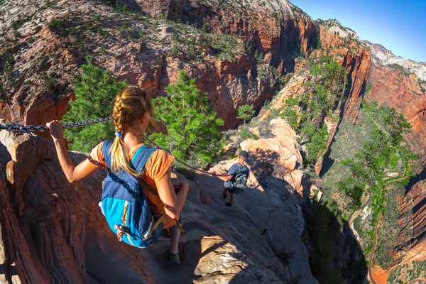 Hikers Walk Steep Dangerous Trail Named Angels Landing Zion National — Stock Photo, Image