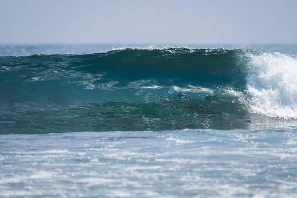 Τέλεια Υαλώδη Κύμα Ωκεανό Σπάσιμο Στην Ακτή — Φωτογραφία Αρχείου