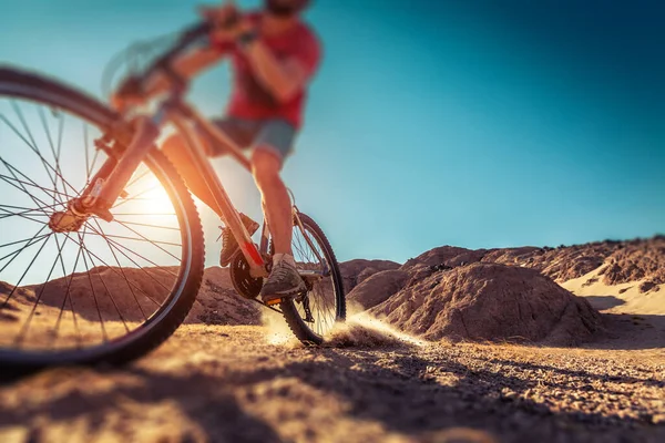 人类在沙漠中骑自行车 采用倾斜移位效应 — 图库照片