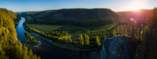 ウラル山脈と日の出の間のベラヤの川の空中パノラマ ロシアだ ティルトシフト効果を適用 — ストック写真