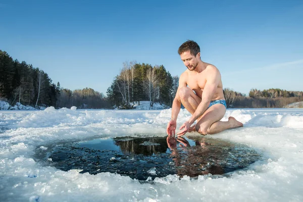 Молодой Человек Собирается Купаться Ледяной Яме Сделанной Озере Солнечный Зимний — стоковое фото