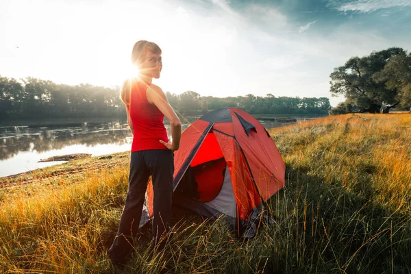 Donna Escursionista Trova Vicino Alla Tenda Posta Una Costa Fiume — Foto Stock