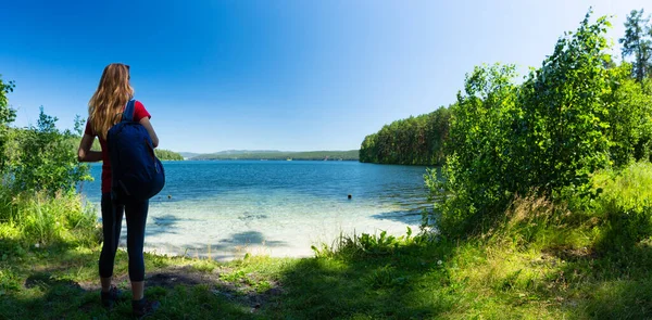 Turista Stojí Zeleném Pobřeží Křišťálově Čistého Jezera Turgojakské Jezero Rusko — Stock fotografie