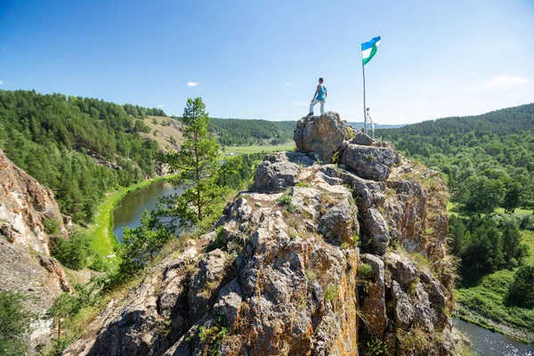 Der Mensch Steht Auf Einem Berg Und Beobachtet Das Tal — Stockfoto