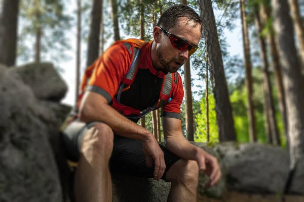 Fáradt Ösvény Futó Sportoló Hogy Pihenjen Erdőben Dőléseltolódási Hatás — Stock Fotó