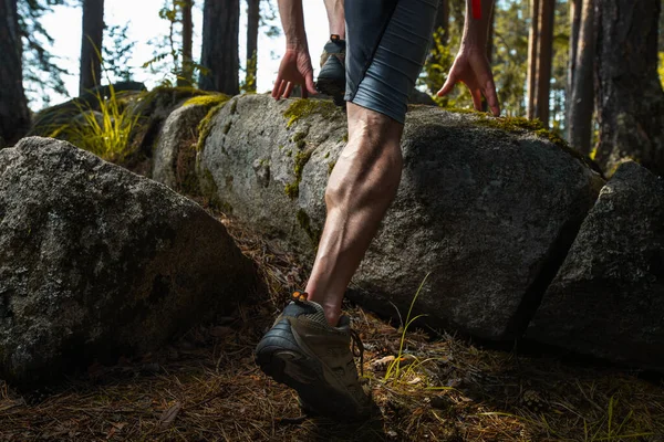 Pierna Musculosa Del Sendero Atleta Corriendo Cruzando Terreno Rocoso Bosque — Foto de Stock