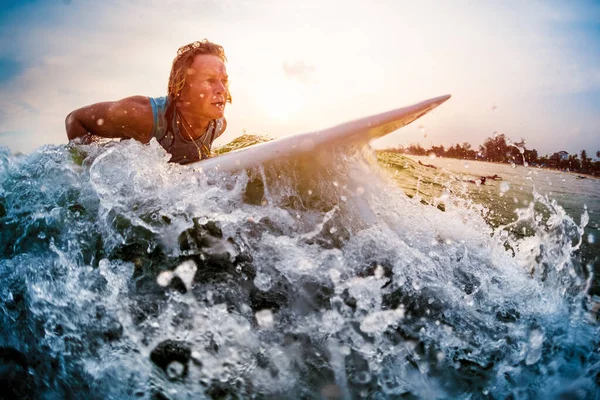 Junger Surfer Versucht Die Welle Fangen — Stockfoto