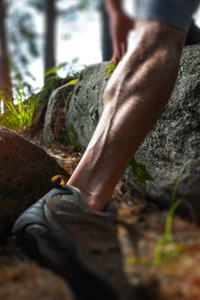 Gros Plan Musclé Jambe Athlète Trail Running Dans Une Forêt — Photo