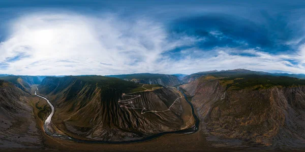 広々とした360度のシームレスな空のパノラマカトゥヤリク山の峠とチュリシュマン川の渓谷 アルタイ共和国 ロシア — ストック写真