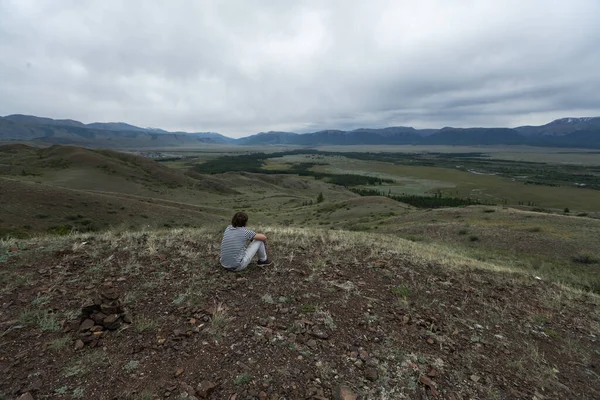 Jeune Homme Est Assis Sur Colline Observe Vallée République Altaï — Photo