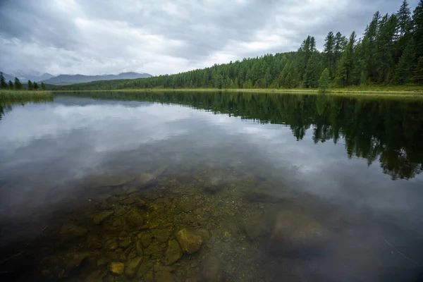 湖水清澈晶莹 集中在岩石上 俄罗斯阿尔泰 — 图库照片