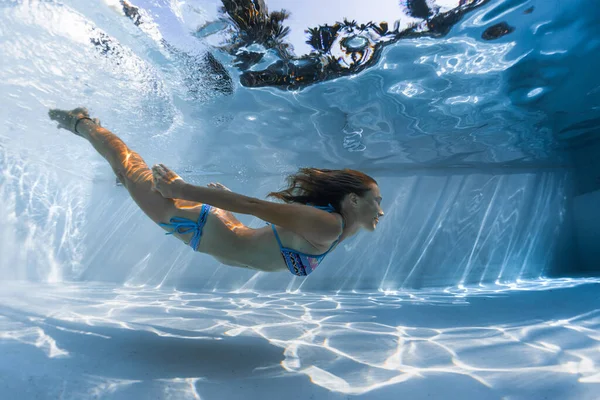 Mujer Joven Desliza Bajo Agua Piscina Día Soleado — Foto de Stock