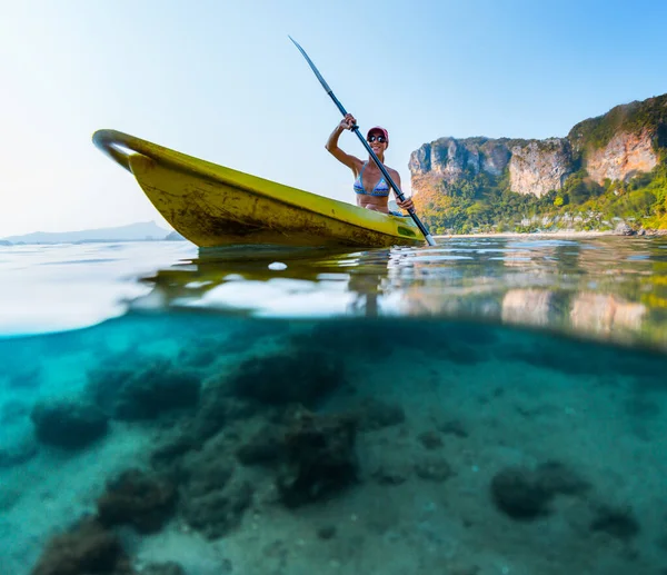 Jovem Mulher Rema Caiaque Mar Tropical Tiro Dividido Com Vista — Fotografia de Stock