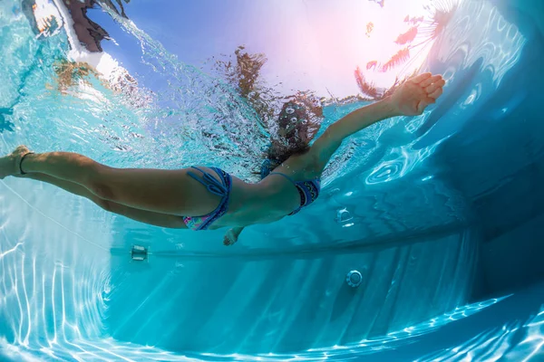 Jeune Femme Nage Dans Piscine — Photo