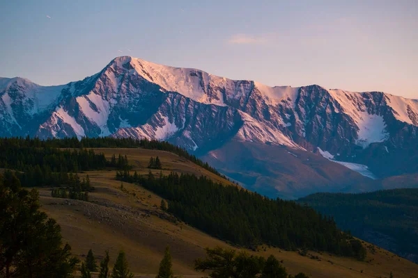 山与山 日落时的诺森 丘伊斯基山脉 阿尔泰共和国 俄罗斯 — 图库照片