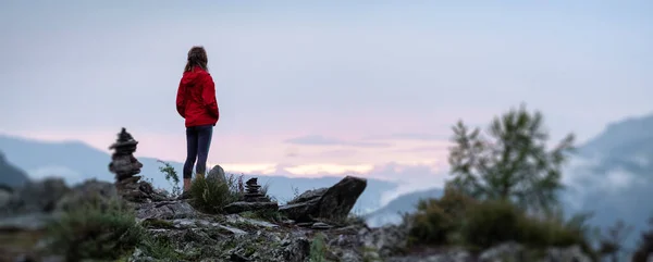 Panoráma Női Túrázó Áll Hegy Tetején Között Egymásra Rakott Kövek — Stock Fotó