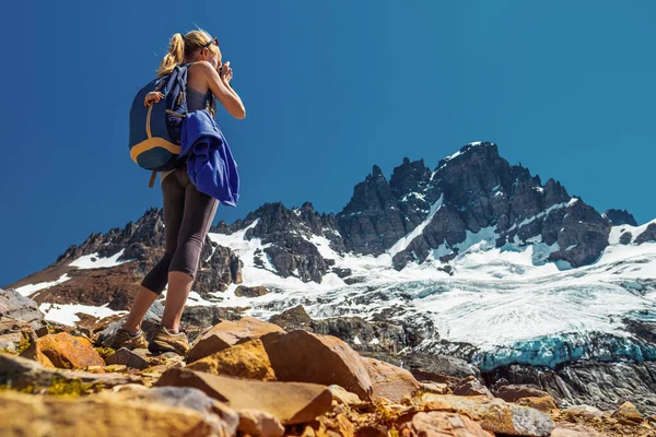 Fotógrafo Aficionado Excursionista Toma Fotos Montaña Con Glaciar Cerro Castillo — Foto de Stock
