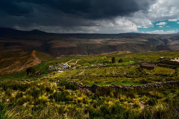 Venkovská Bolivijská Krajina Deštivými Mraky — Stock fotografie