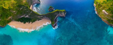 Nusa Penida, Bali, Endonezya 'daki Kelingking plajının hava manzarası.