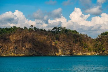 Kosta Rika 'da kayalıkları olan sahil