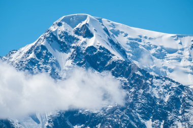 Dağlar karla kaplı. Kuzey Chuysky Sıradağları, Altai, Rusya