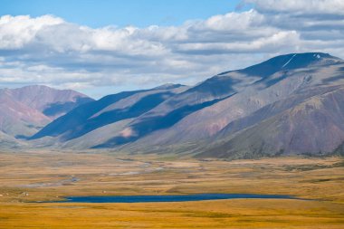 Moğolistan sınırına yakın Altai Cumhuriyeti Dağları, Rusya