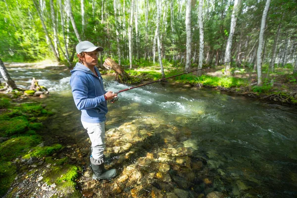 Giovane Amatoriale Pesca Pescatore Nel Piccolo Fiume Rapido Nella Foresta — Foto Stock