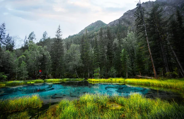 夏に青い間欠泉湖 ロシアのアルタイ — ストック写真