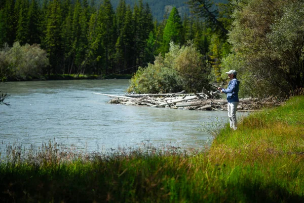 Pescador Adulto Joven Pesca Río Altai Rusia — Foto de Stock