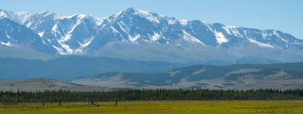 俄罗斯阿尔泰共和国楚伊斯基山脉北部覆盖着积雪的山脉全景 — 图库照片