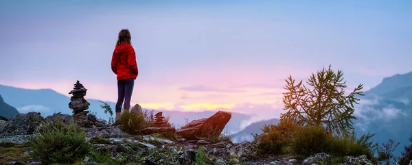 与女士远足站在山顶堆积如山的石头和享受日落在山谷 俄罗斯阿尔泰 — 图库照片