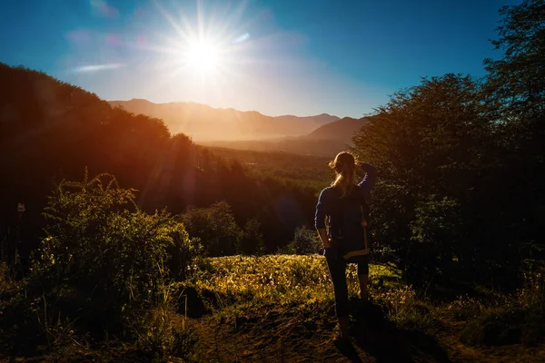 女徒步旅行者在山上享受日出 智利巴塔哥尼亚 — 图库照片