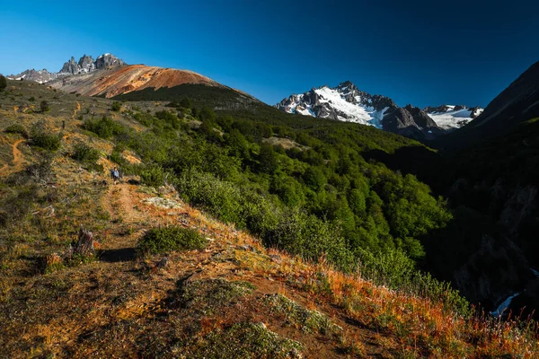 Montagne Cilene Coperte Ghiaccio Piccolo Escursionista Appena Visibile Sulla Pacca — Foto Stock