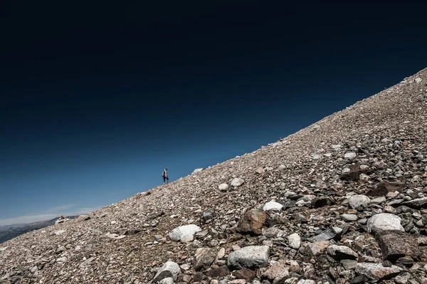 Senhora Caminhante Sobe Colina Rochosa Montanha Cerro Castillo Patagônia Chilena — Fotografia de Stock