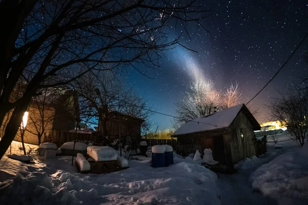Noční Pohled Zimní Dvůr Dřevěnými Zvýrazněnými Budovami Hvězdnatou Oblohou — Stock fotografie