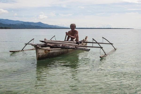Sulawesi Indonesia April 2011 Happy Local Fisherman Paddles His Wooden — Stock Photo, Image