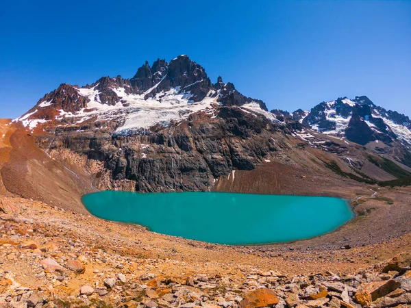 Cerro Castillo Montanha Lago Com Água Azul Turquesa Perto Dele — Fotografia de Stock