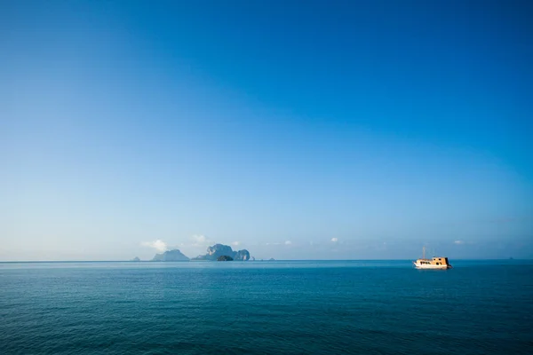 Boot Tropischen Meer Mit Inseln Horizont — Stockfoto