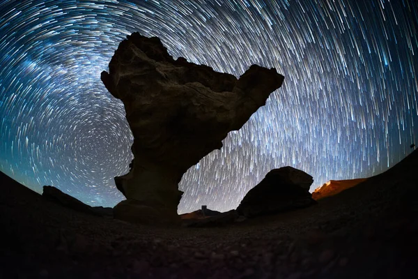 Sternenhimmel Mit Sternenspuren Wie Kometen Und Felsformationen Namens Arbol Piedra — Stockfoto