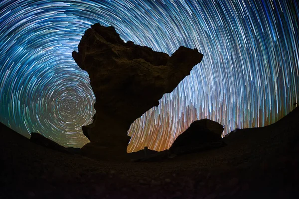 Céu Estrelado Com Trilhas Estelares Como Cometas Formação Rochosa Chamada — Fotografia de Stock