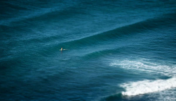 Człowiek Siedzi Longboardzie Czeka Swoją Falę Oceanie Oahu Hawaje Zastosowany — Zdjęcie stockowe