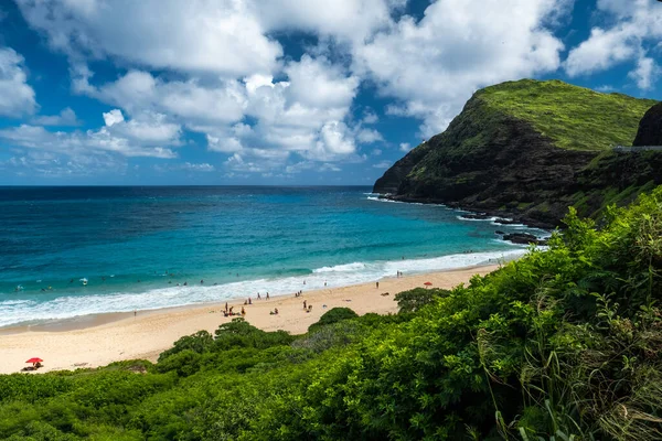 Zielone Bujne Wybrzeże Niebieski Ocean Niebo Puszystymi Chmurami Oahu Hawaje — Zdjęcie stockowe