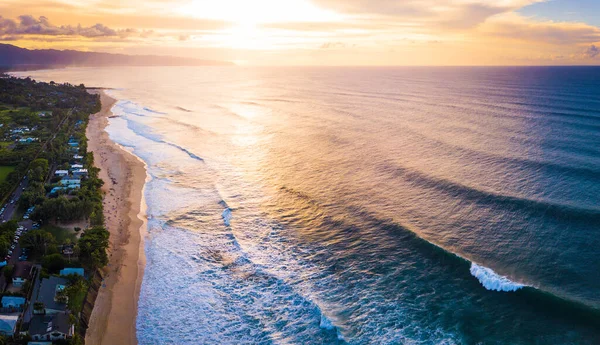 日落时瓦胡岛北岸的空中景观 Banzai管道冲浪点的面积 右边前景色的破浪是管道 美国夏威夷 — 图库照片