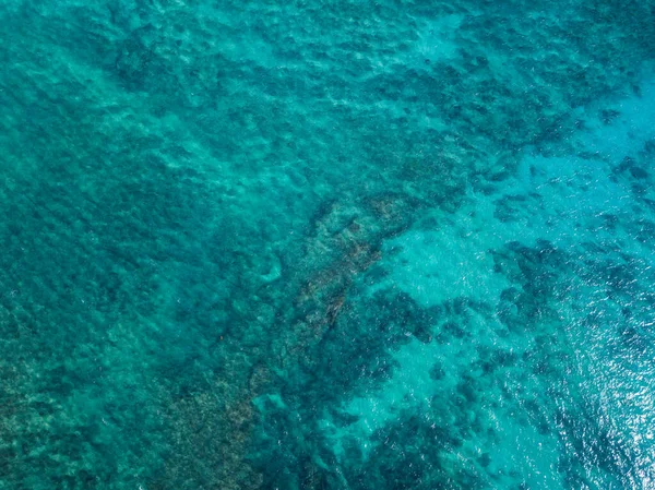 Altta Mercan Resifleri Olan Tropikal Deniz Yüzeyinin Havadan Görünüşü — Stok fotoğraf
