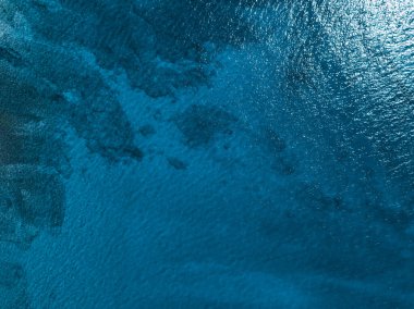 Görünür mercan resifleriyle deniz yüzeyi atardamarı görüntüsü