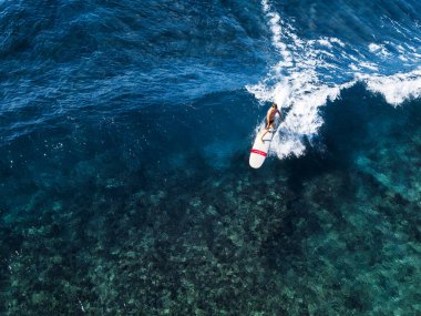 Hawaii 'deki Oahu Adası' nın kusursuz kristal berraklığında sörfçünün hava manzarası.