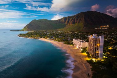 Oahu, Hawaii 'nin batı kıyısındaki Papaoneone plajının birleşik görüntüsü.